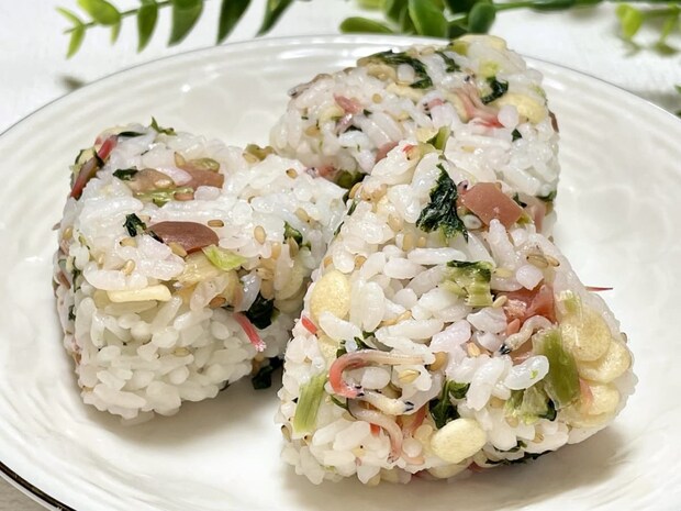「天かすと梅ちりめんのおにぎり」レシピ