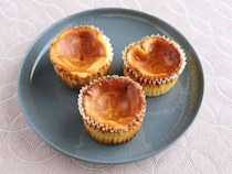 混ぜて焼くだけ！ホットケーキミックスで作る「簡単カラメルチーズケーキ」レシピ