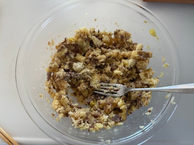 フォークでつぶす