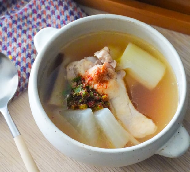 じっくり煮込んでとろあま~♪「下仁田ねぎの手羽スープ」レシピ