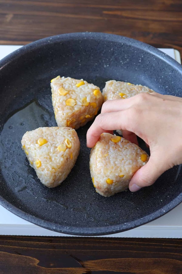 「ツナコーン入りチーズ焼きおにぎり」レシピ