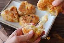 外はカリッと中はとろ～り！簡単なのに満足度100％の「チーズ焼きおにぎり」