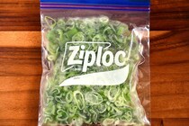 「長ねぎの青い部分」は刻んで「冷凍保存」が◎無駄なし＆時短に♪