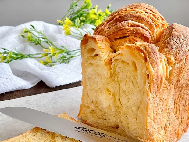 パン屋さん級のサクふわ感!おうちで手軽に作れる「魅惑のデニッシュ食パン」