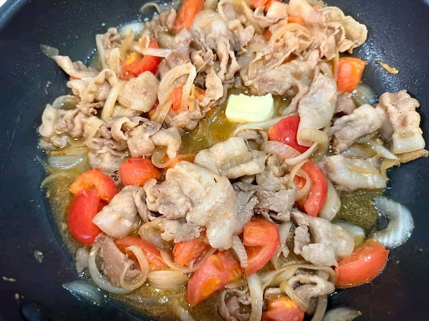 豚肉と玉ねぎをトマトの汁で煮込み、バターを溶かしている様子　トマトバターの洋風しょうが焼き　まいのおやつ