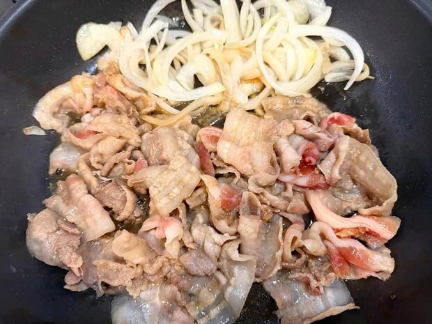 豚肉と玉ねぎを炒めている様子　トマトバターの洋風しょうが焼き　まいのおやつ