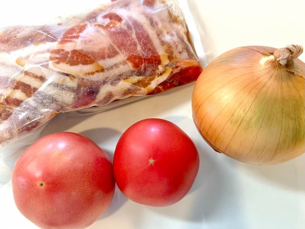 タレに付け込んだ豚バラ肉とトマトと玉ねぎが写った写真　トマトバターの洋風しょうが焼き　まいのおやつ