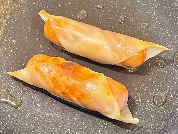 5分で完成!パリッジュワッ食感が悪魔的においしい「ウインナーのワンタン巻き」
