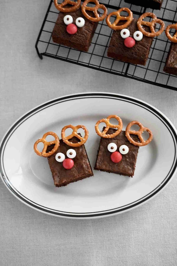 混ぜて焼くだけ!クリスマスに作りたい「トナカイのブラウニー」の簡単レシピ