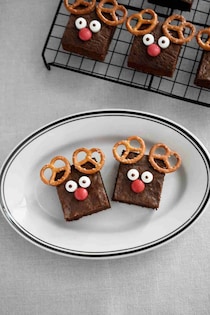 混ぜて焼くだけ！クリスマスに作りたい「トナカイのブラウニー」の簡単レシピ