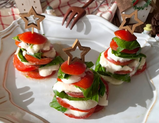 切って重ねるだけ!クリスマスに作りたい「カプレーゼツリー」の簡単レシピ