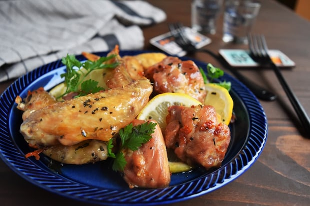 クリスマスにも◎!手羽先・鶏ももで簡単「ローストチキンのレモンマリネ」レシピ