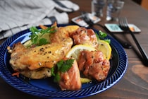 クリスマスにも◎！手羽先・鶏ももで簡単「ローストチキンのレモンマリネ」レシピ