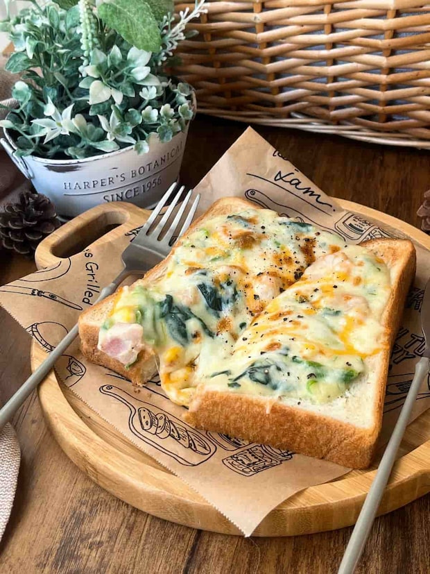 えびとほうれん草のグラタントースト