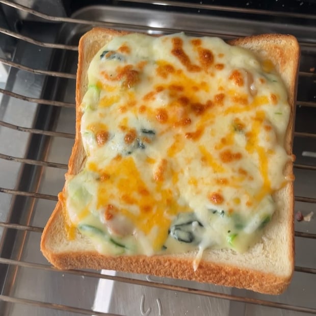 えびとほうれん草のグラタントースト