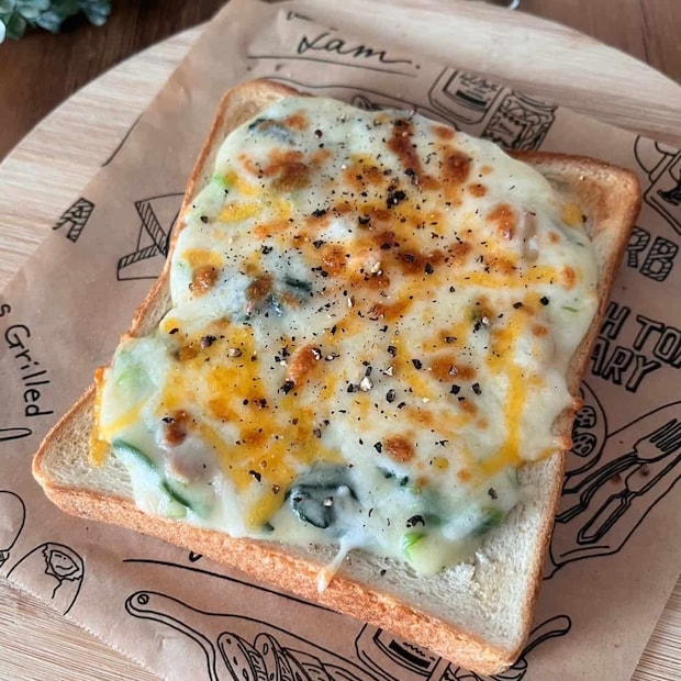 えびとほうれん草のグラタントースト