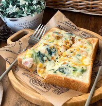 レンジと冷凍食品で簡単！「えびとほうれん草のグラタントースト」でごちそう朝ごはん