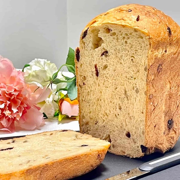 レーズンとひまわりの種の黒糖食パン