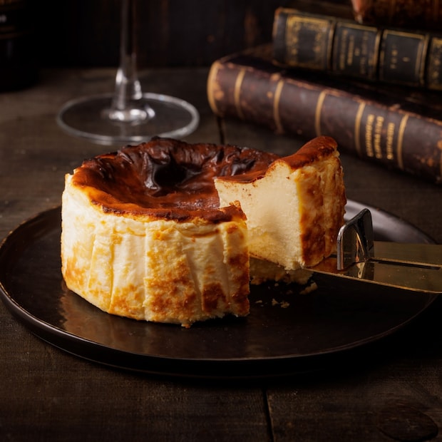 お皿に盛りつけてカットしたバスクチーズケーキ