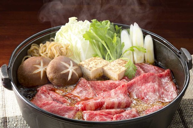お鍋で煮ているすき焼き肉