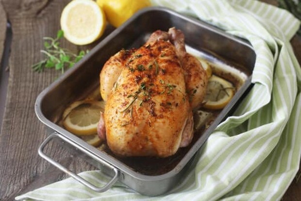 オーブンで調理した丸鶏