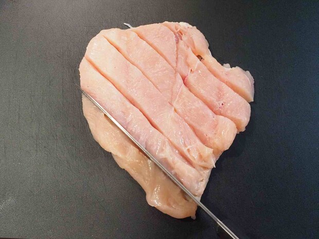 鶏むね肉のピザ風フライパン焼き