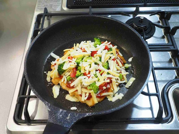 鶏むね肉のピザ風フライパン焼き