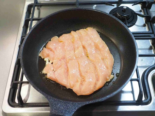 鶏むね肉のピザ風フライパン焼き