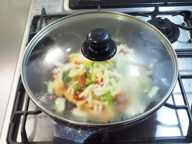 鶏むね肉のピザ風フライパン焼き