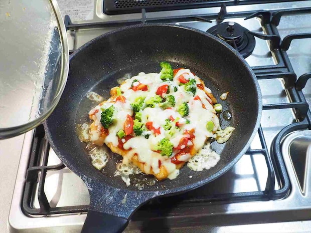 鶏むね肉のピザ風フライパン焼き