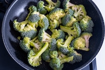 もう水っぽくならない！「蒸し焼きブロッコリー」が簡単でおいしすぎる♪
