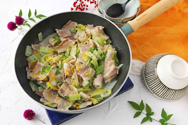 切って重ねるだけ！「豚バラと白菜のゆず塩バター煮」がさっぱりおいしい♪