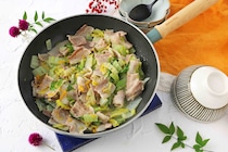 切って重ねるだけ！「豚バラと白菜のゆず塩バター煮」がさっぱりおいしい♪