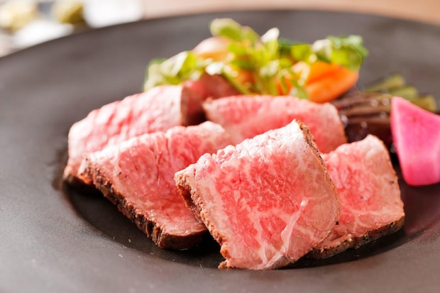 カットしてお皿に盛った奥出雲和牛のローストビーフ