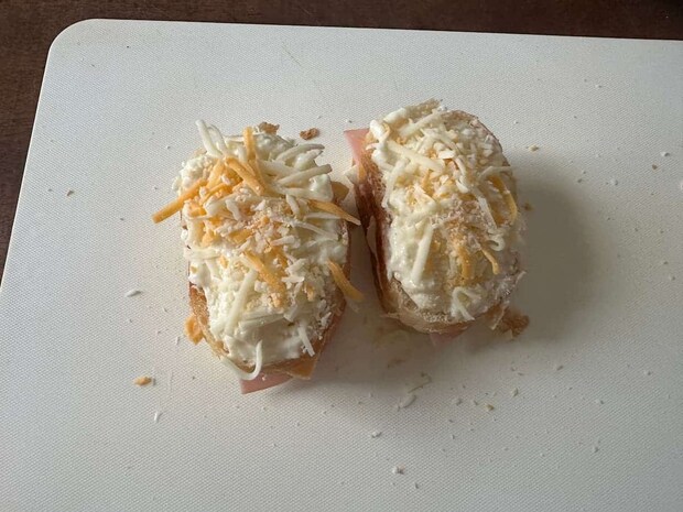 ソースとチーズをのせてる写真