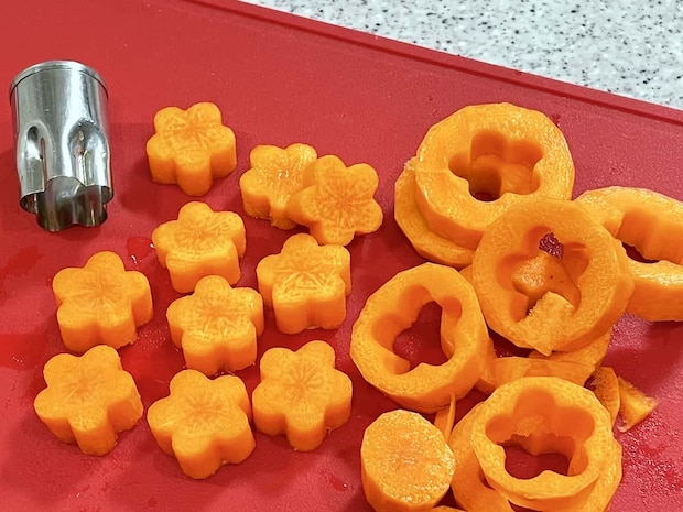 「にんじんの“はんなりお花”の飾り切り」の作り方