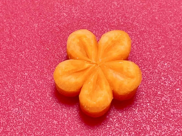 「にんじんの“はんなりお花”の飾り切り」の作り方