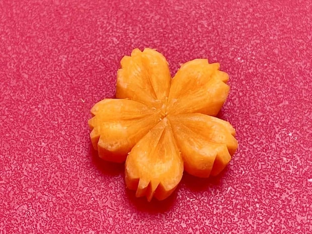 「にんじんの“はんなりお花”の飾り切り」の作り方