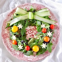 きゅうりのリボンがかわいい！「クリスマスリースサラダ」の作り方