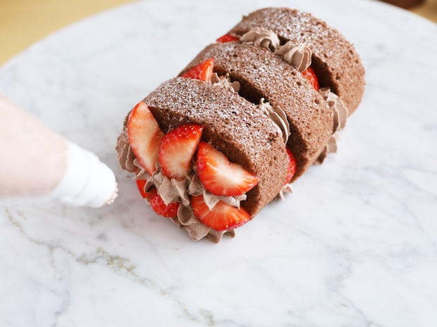 「市販の切れてるロールケーキでブッシュドノエル」レシピ04