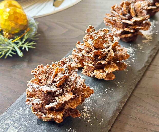 市販のカステラとコーンフレークで簡単♪「松ぼっくりチョコケーキ」がかわいすぎる