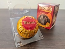 「叩きつけて食べる」って本当？カルディの「テリーズ チョコレートオレンジ」が楽しすぎる