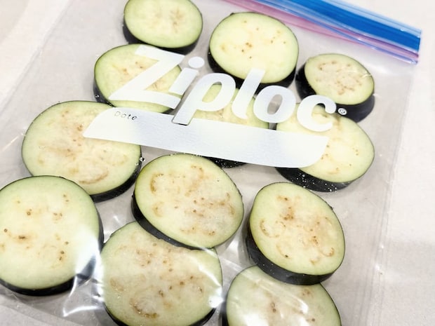 冷凍保存用の袋に入れる 青髪のテツ