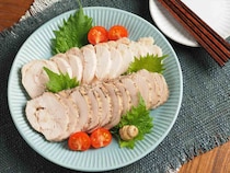 年末の集まりに大活躍！しっとりおいしい「鶏ハム」レシピ2選