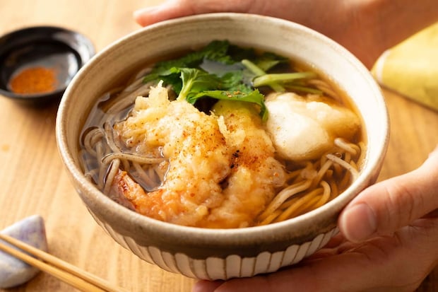 「海老天と揚げ餅の年越しそば」レシピ