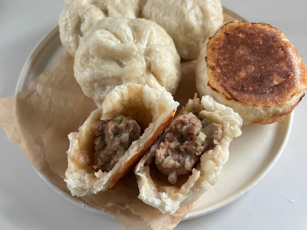 フライパンで作れる！底カリッ、中ジューシーの“焼き肉まん”が冬に最高♪