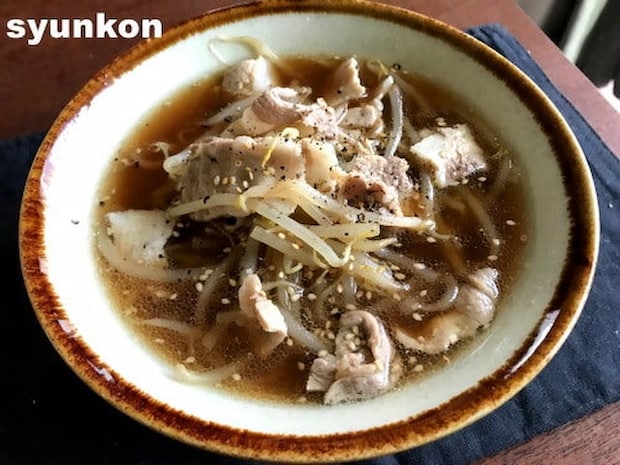 めっちゃ簡単！！スープが驚くほど絶品の「豚もやしのもつ鍋風」レシピ