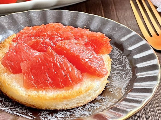 甘酸っぱさがたまらない♪「大人の焼きグレープフルーツトースト」の作り方