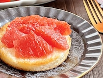 甘酸っぱさがたまらない♪「大人の焼きグレープフルーツトースト」の作り方