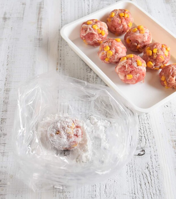 豚こまコーンのエッグボール